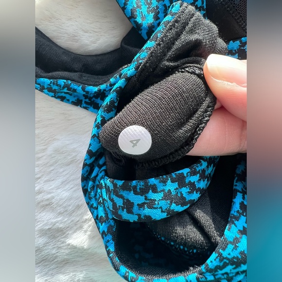 Lululemon Circuit Breaker Scatter Star Beach Blanket Blue Black Sport Bra Size 4 - Picture 4 of 6